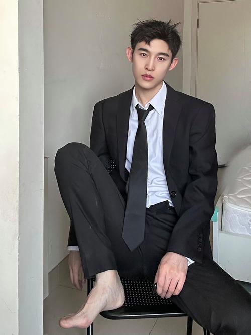 正装男照片 半身_商务正装男半身照，专业形象，简历网站佳选