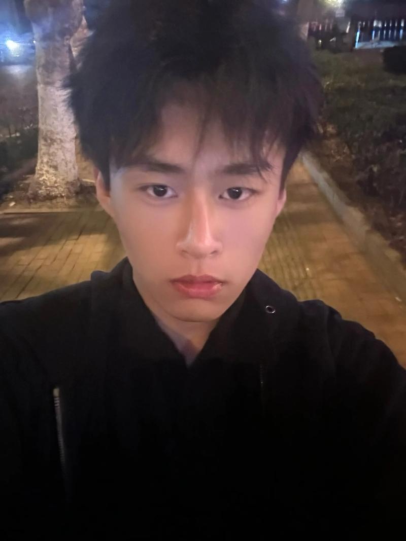 10张一模一样的男生照片_这组10张男生表情照，吓人搞笑壁纸超好看！你最喜欢哪张？