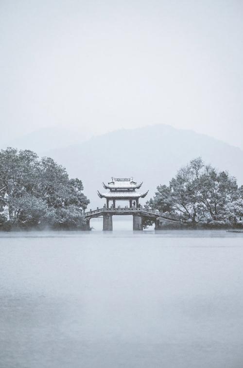 断桥残雪的传说故事_西湖白娘子传说与美丽雪景