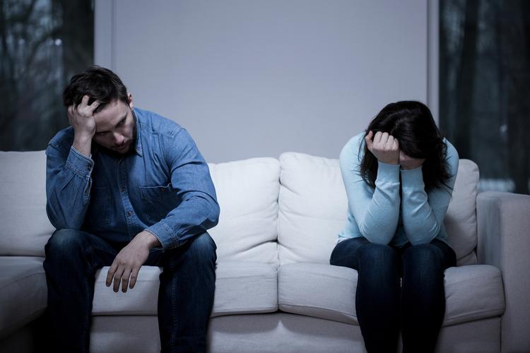 失业的丈夫开始对妻子生气_夫妻压力大，互相体谅出困境