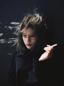 女士吸烟的图片_吸烟危害健康，戒烟刻不容缓！